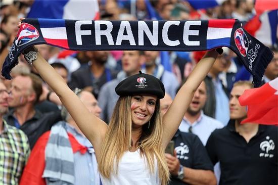 San Stade de France tuoi mat voi dan fan nu xinh dep hinh anh 2
