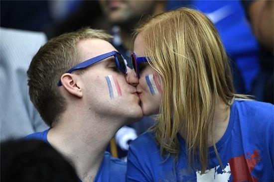 San Stade de France tuoi mat voi dan fan nu xinh dep hinh anh 4