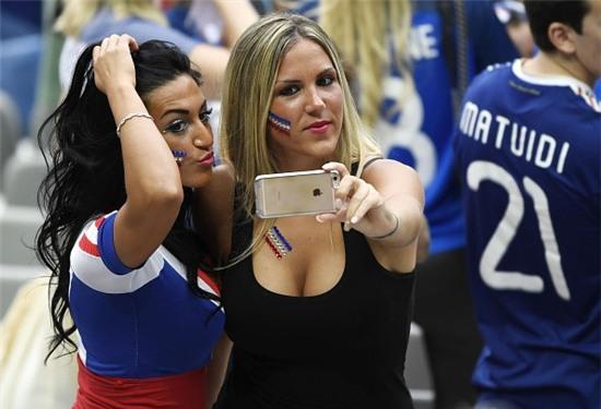 San Stade de France tuoi mat voi dan fan nu xinh dep hinh anh 5