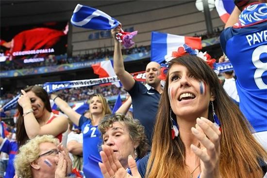 San Stade de France tuoi mat voi dan fan nu xinh dep hinh anh 7
