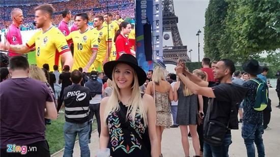 San Stade de France tuoi mat voi dan fan nu xinh dep hinh anh 8