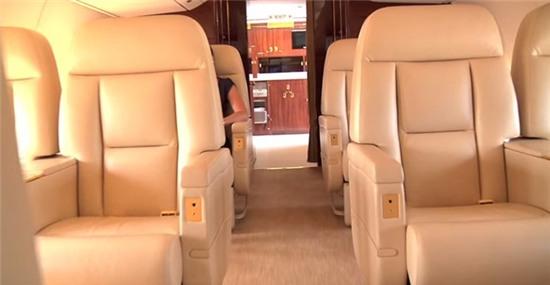 Ben trong chuyen co 100 trieu USD cua Donald Trump hinh anh 10