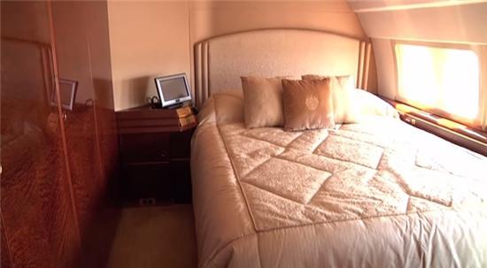 Ben trong chuyen co 100 trieu USD cua Donald Trump hinh anh 11