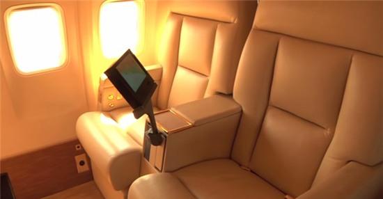 Ben trong chuyen co 100 trieu USD cua Donald Trump hinh anh 19