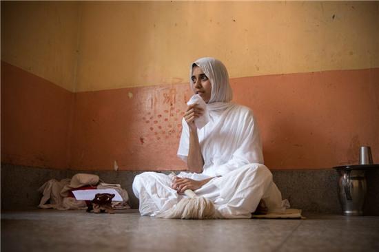 Tín đồ hàng hiệu bỏ cuộc sống giàu sang để đi tu - 4