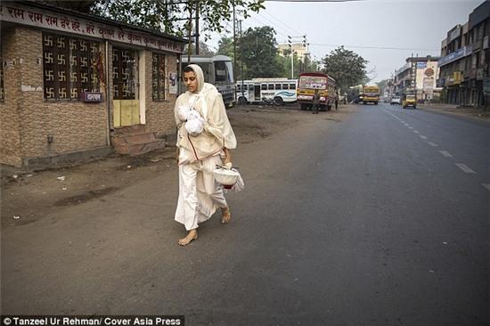 Tín đồ hàng hiệu bỏ cuộc sống giàu sang để đi tu - 6