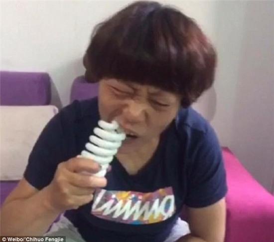 "Mặt thật" của dị nhân ăn bóng đèn rau ráu nổi tiếng TQ - 1