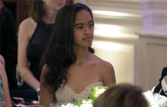 Sợ người khác biết mình khóc, Tổng thống Obama phải đeo kính đen trong lễ tốt nghiệp của con gái lớn - Ảnh 5.