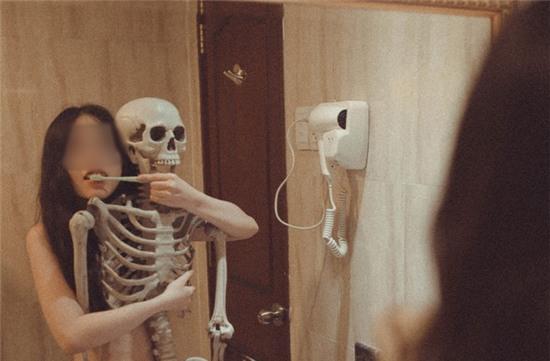 Cô gái gây sốc khi tự đăng lên Facebook bộ ảnh khỏa thân bên... bộ xương người - Ảnh 2.
