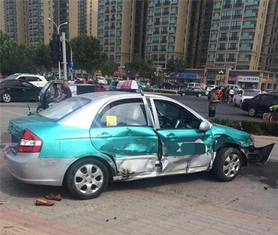 Hãi hùng pha truy sát bằng ô tô gây náo loạn đường phố - Ảnh 2.