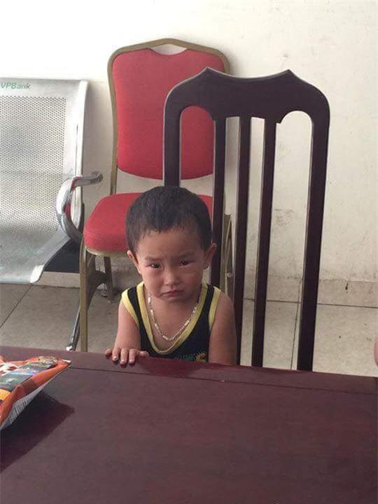 Hà Nội: Bé trai 2 tuổi bị mẹ bỏ rơi ở quán bún phở cùng 200 nghìn đồng trong túi - Ảnh 2.