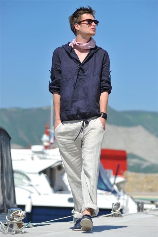 Bi quyet dien do nam sanh dieu ma van thoai mai trong mua he hinh anh 2