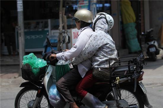 Ngủ gật, lái xe máy, đi chợ, buôn bán, Hà Nội, chợ, nhọc nhằn, tư thế