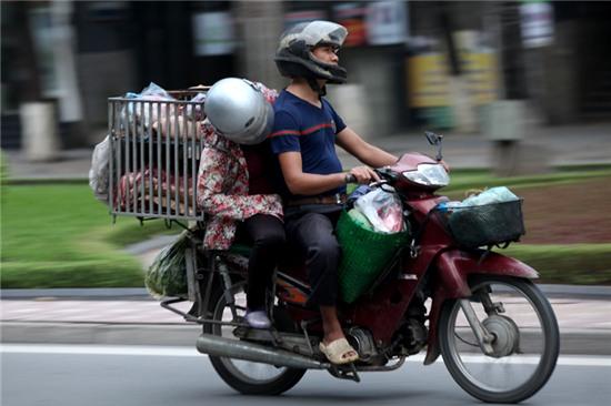Ngủ gật, lái xe máy, đi chợ, buôn bán, Hà Nội, chợ, nhọc nhằn, tư thế