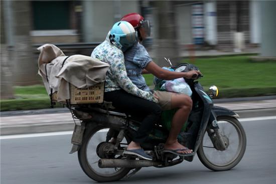 Ngủ gật, lái xe máy, đi chợ, buôn bán, Hà Nội, chợ, nhọc nhằn, tư thế