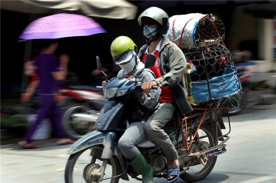 Ngủ gật, lái xe máy, đi chợ, buôn bán, Hà Nội, chợ, nhọc nhằn, tư thế