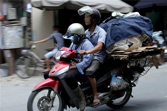 Ngủ gật, lái xe máy, đi chợ, buôn bán, Hà Nội, chợ, nhọc nhằn, tư thế