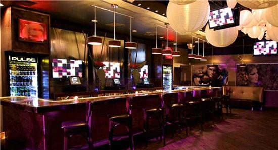 xả súng, bắt cóc, con tin, hộp đêm, đồng tính,