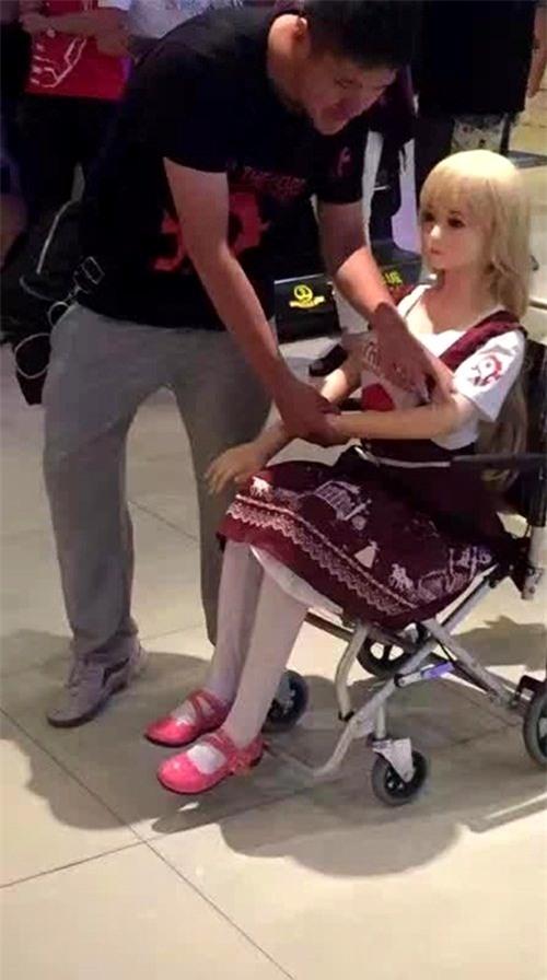 thanh nien di xem phim cung bup be tinh duc gay soc hinh anh 2