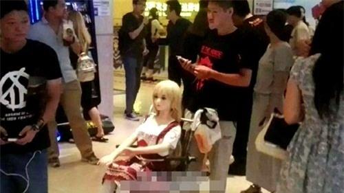 thanh nien di xem phim cung bup be tinh duc gay soc hinh anh 3