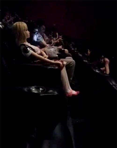 thanh nien di xem phim cung bup be tinh duc gay soc hinh anh 4