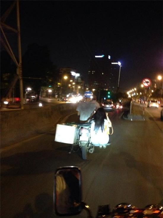 Cảnh tượng hiếm gặp của đôi bạn trẻ trên phố Hà Nội - Ảnh 1.