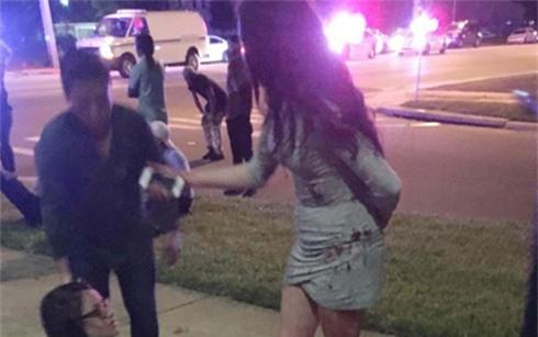 nhan chung ke lai giay phut kinh hoang bi xa sung o hop dem my hinh 0