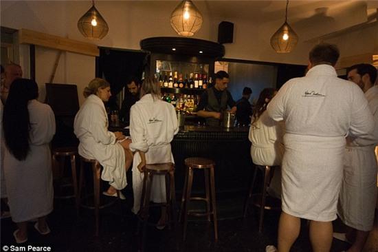 Tất cả các thực khách đều được phát một áo choàng trắng để mặc tại quầy bar, khi vào đến nhà hàng, họ có thể chọn tiếp tục mặc nó hay bỏ ra.