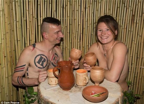 Cô hỏi một nữ nhân viên phục vụ xem họ có cảm thấy ngượng ngùng khi để ngực trần không? Nhưng cô gái bảo không và còn giúp đỡ các thực khách khác cảm thấy dễ chịu hơn