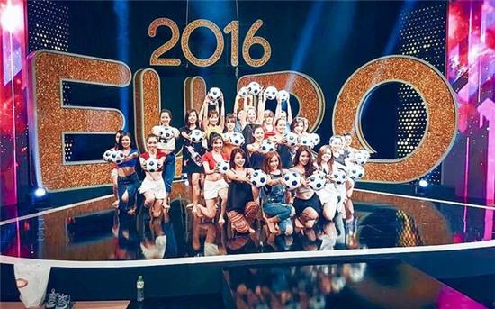 Đây là những nữ CĐV xinh xắn và nóng bỏng nhất đồng hành cùng EURO năm nay! - Ảnh 1.