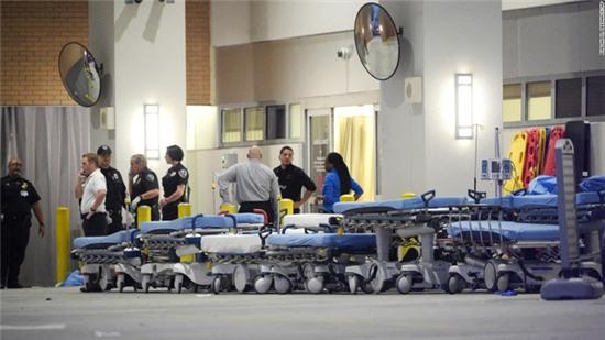 Nước Mỹ khẩn thiết kêu gọi hiến máu cho nạn nhân vụ xả súng, nhưng từ chối lấy máu của người đồng tính - Ảnh 1.