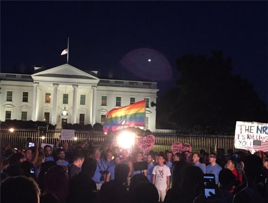 20 bức ảnh chạm tới hàng triệu trái tim sau vụ xả súng đẫm máu nhất trong lịch sử Mỹ - Ảnh 10.