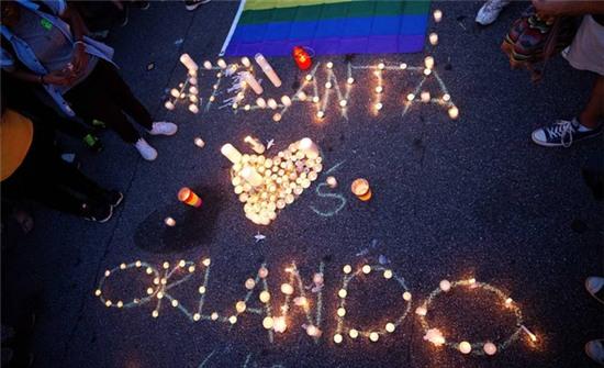 20 bức ảnh chạm tới hàng triệu trái tim sau vụ xả súng đẫm máu nhất trong lịch sử Mỹ - Ảnh 12.