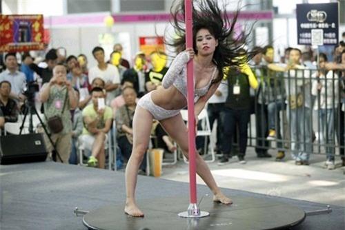 mau nu mac goi cam mua cot o trien lam gay xon xao hinh anh 1