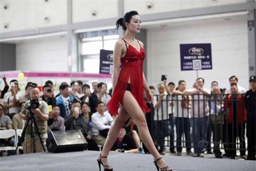 mau nu mac goi cam mua cot o trien lam gay xon xao hinh anh 5