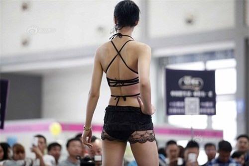 mau nu mac goi cam mua cot o trien lam gay xon xao hinh anh 7