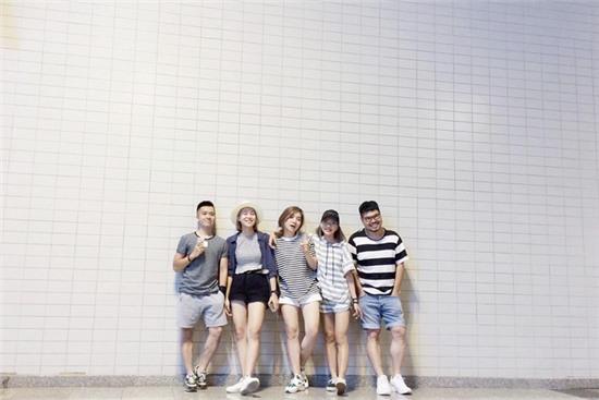 Đi du lịch nhóm phải mặc đồ tông xuyệt tông rồi chụp ảnh như thế này mới bắt kịp xu hướng! - Ảnh 16.