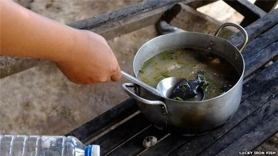 Câu chuyện thú vị về con cá sắt trong bữa cơm của người Campuchia - Ảnh 2.