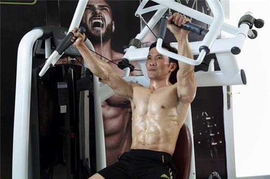 32 tuoi bat dau tap gym van so huu co bung 6 mui hinh anh 1