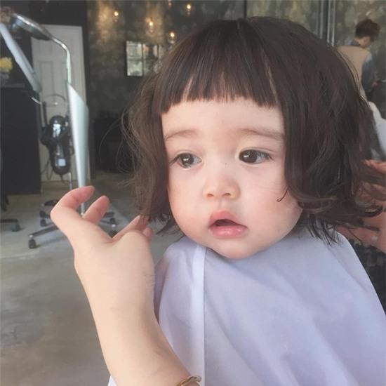 Biểu cảm cực đáng yêu của bé gái dậy sóng khắp Hàn Trung Nhật