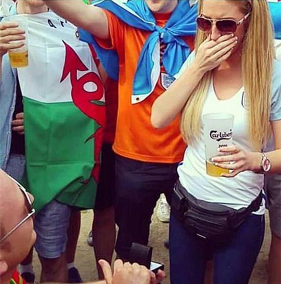 Ăn mừng chiến thắng đội Wales chàng trai cầu hôn bạn gái ngay dưới tòa tháp Eiffel