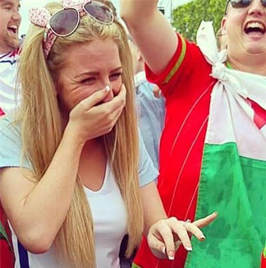 Ăn mừng chiến thắng đội Wales chàng trai cầu hôn bạn gái ngay dưới tòa tháp Eiffel