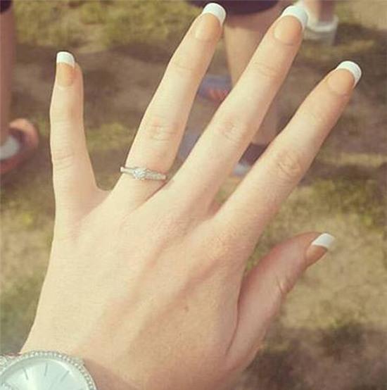 Ăn mừng chiến thắng đội Wales chàng trai cầu hôn bạn gái ngay dưới tòa tháp Eiffel