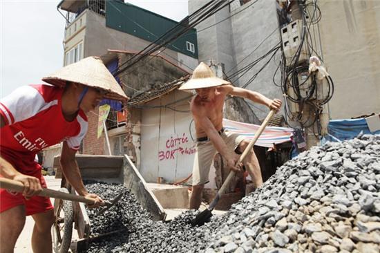 Ảnh: Người lao động quay cuồng trong “chảo lửa” Hà Nội - 4