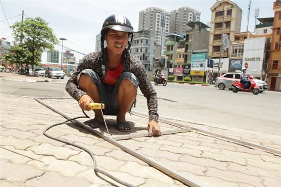 Ảnh: Người lao động quay cuồng trong “chảo lửa” Hà Nội - 9