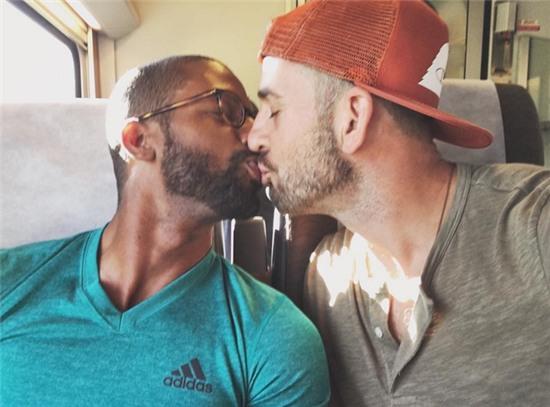 Hàng nghìn cặp đôi đồng tính hôn nhau để chứng minh tình yêu là bất diệt - Ảnh 11.