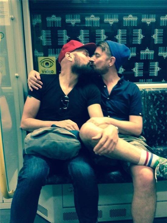 Hàng nghìn cặp đôi đồng tính hôn nhau để chứng minh tình yêu là bất diệt - Ảnh 9.