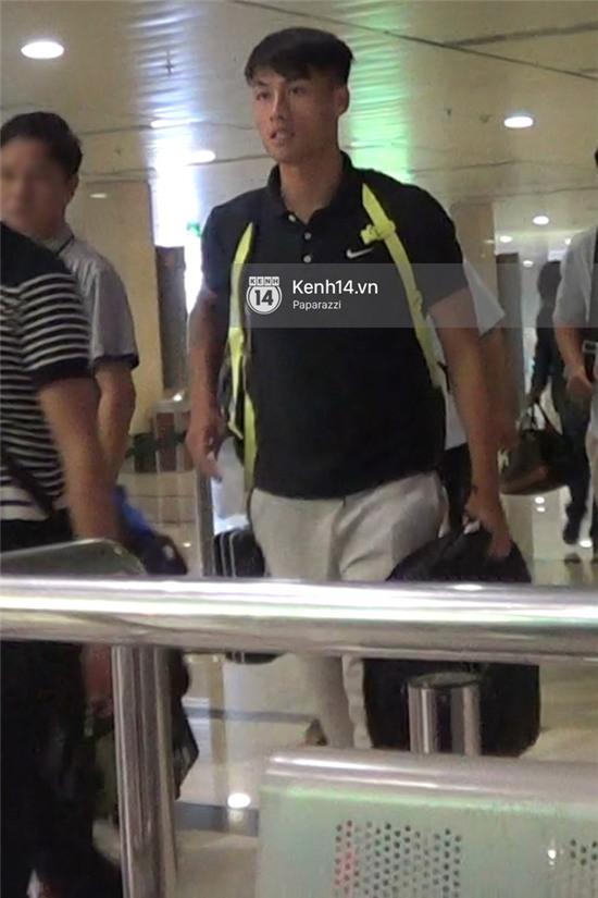 Mạc Hồng Quân xuất hiện chớp nhoáng tại sân bay Tp.HCM, vội di chuyển bằng ô tô về thẳng nhà Kỳ Hân - Ảnh 2.