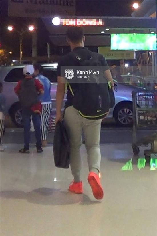 Mạc Hồng Quân xuất hiện chớp nhoáng tại sân bay Tp.HCM, vội di chuyển bằng ô tô về thẳng nhà Kỳ Hân - Ảnh 3.