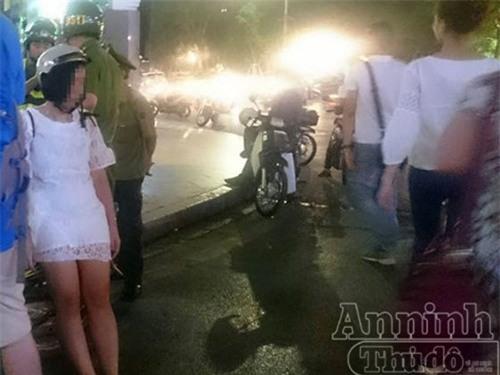 Cô gái nũng nịu bạn trai người nước ngoài, đòi nhảy xuống từ tầng 3 hàm cá mập - Ảnh 1.